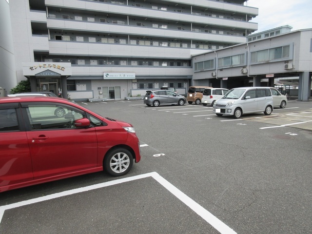 【浅口郡里庄町大字里見のマンションの駐車場】