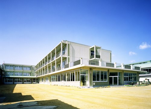 【浅口郡里庄町大字里見のマンションの小学校】