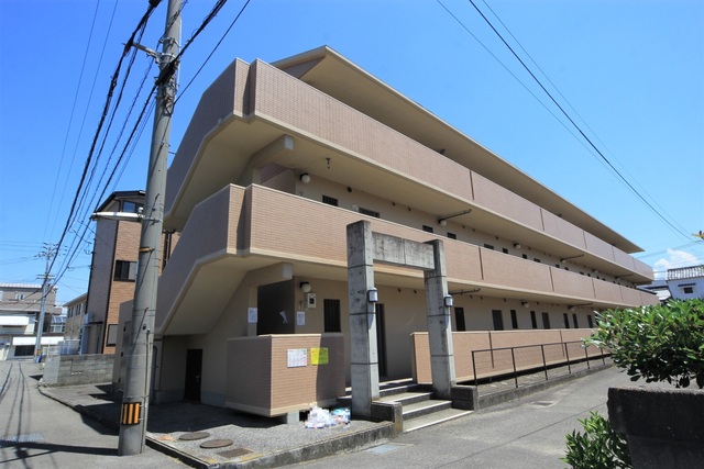 【松山市針田町のマンションの建物外観】