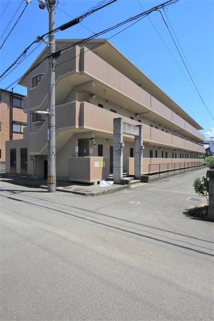 【松山市針田町のマンションの建物外観】