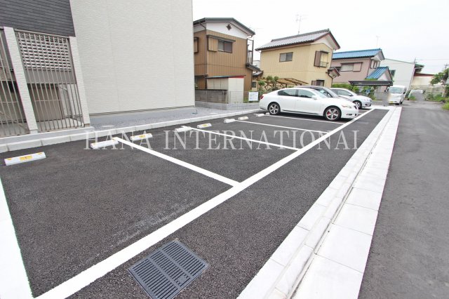 【三郷市新和のマンションの駐車場】