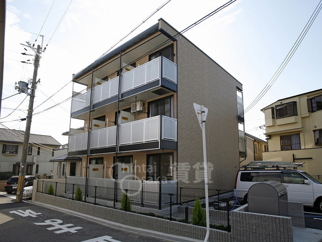 豊中市上野東のアパートの建物外観