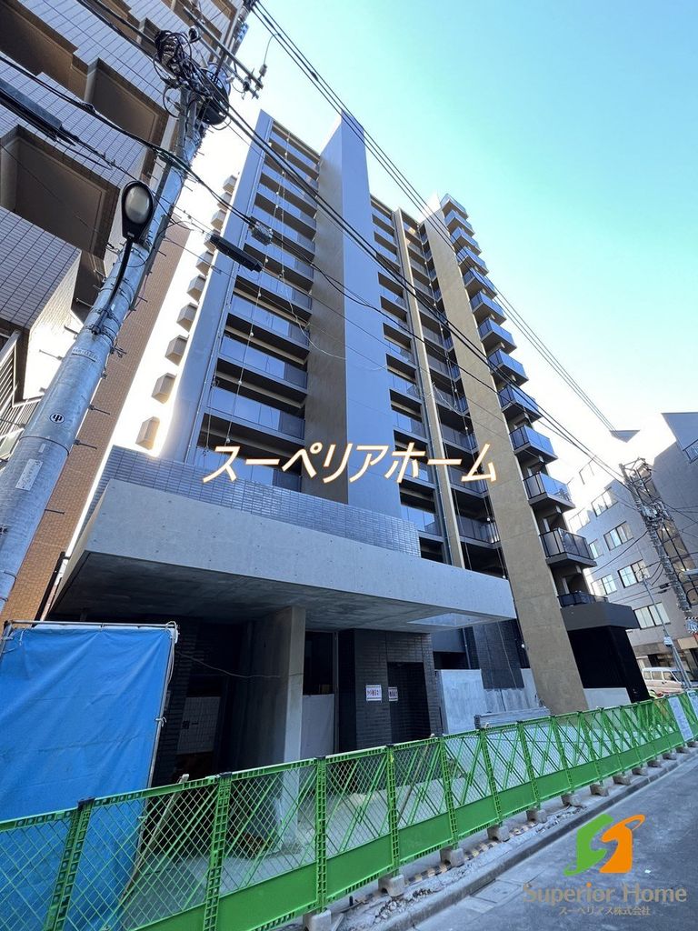 【新宿区弁天町のマンションの建物外観】