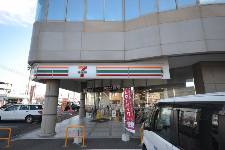 コンビニ　セブンイレブン（コンビニ）まで371m