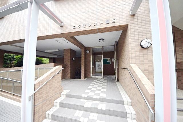 エントランス　★３駅利用可能・ドラックストア近くて便利な立地★