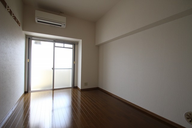 居室・リビング　同物件、別号室のものです。