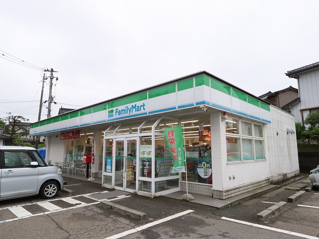 コンビニ　ファミリーマート（コンビニ）まで884m