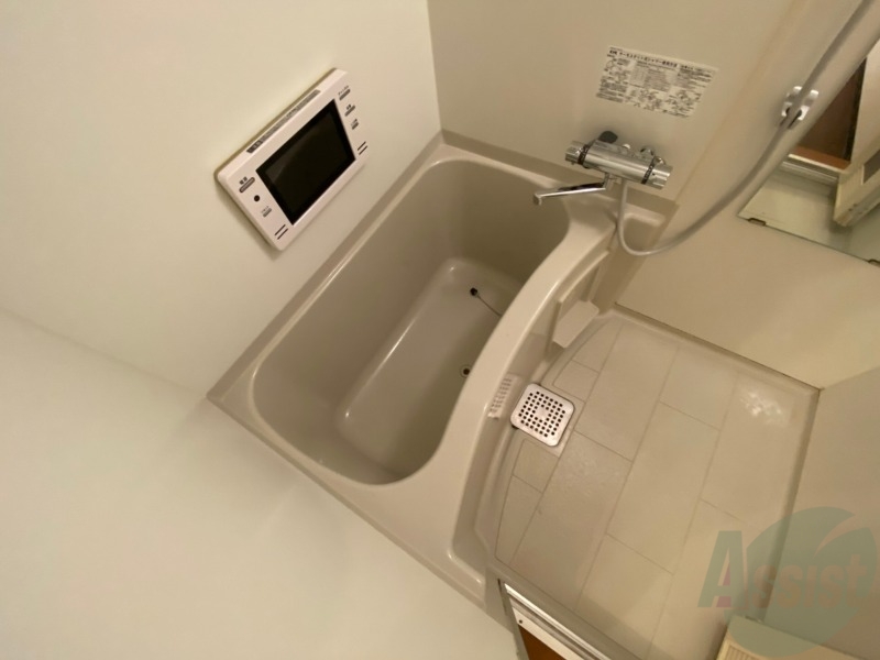 バス・シャワールーム　バスルームは狭すぎず、シャワーも浴びやすそうです。