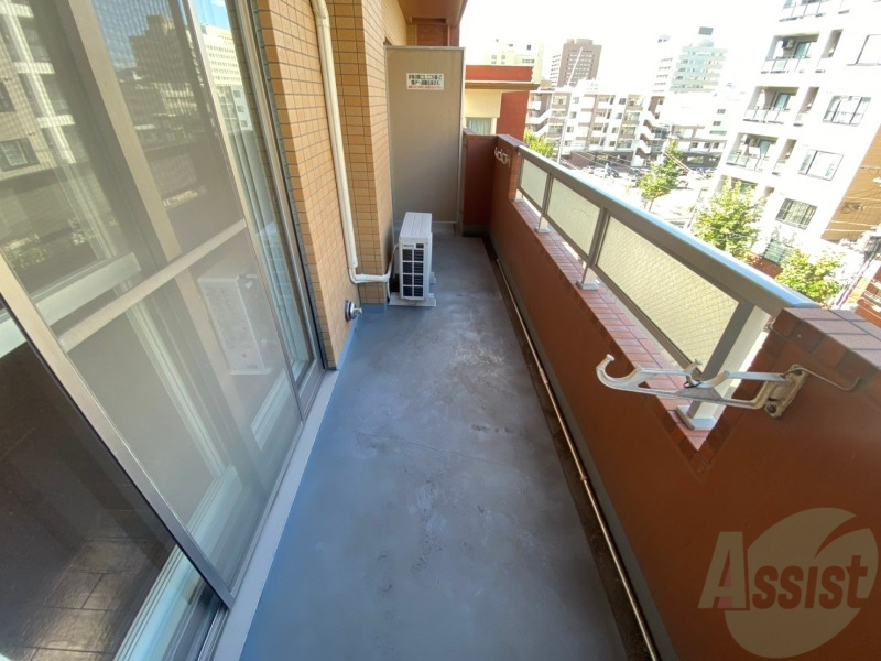 バルコニー　バルコニーは幅があり、広い印象を受けました。