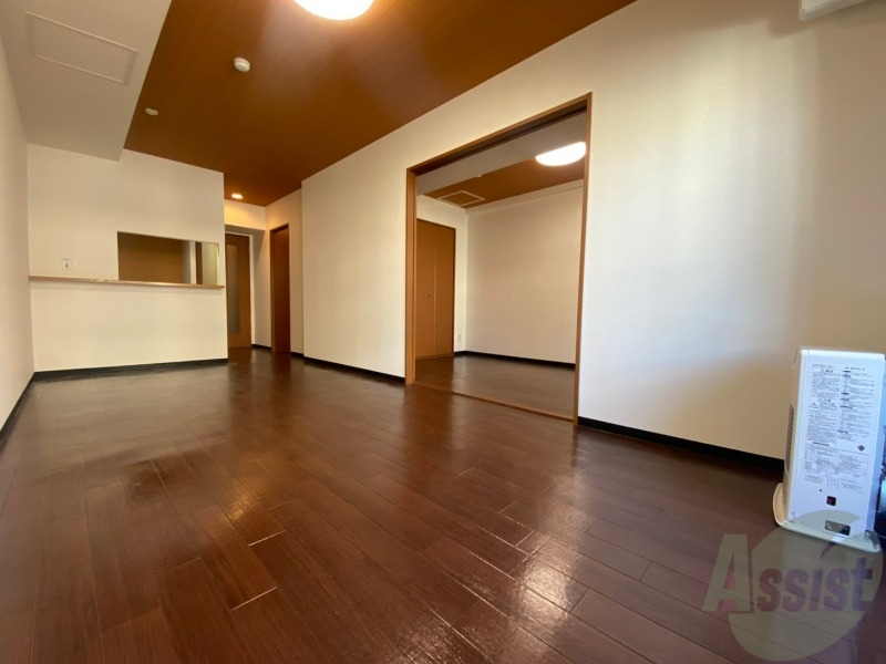 居室・リビング　白さが清潔感を出してくれます。お部屋も明るいですね。