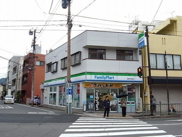 コンビニ　ファミリーマート長崎平和町店（コンビニ）まで295m