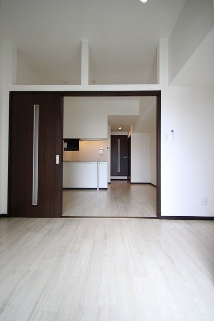 居室・リビング　同物件、別号室のものです。