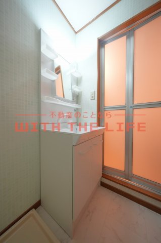 洗面設備　独立洗面台、小物を置くことができて便利です