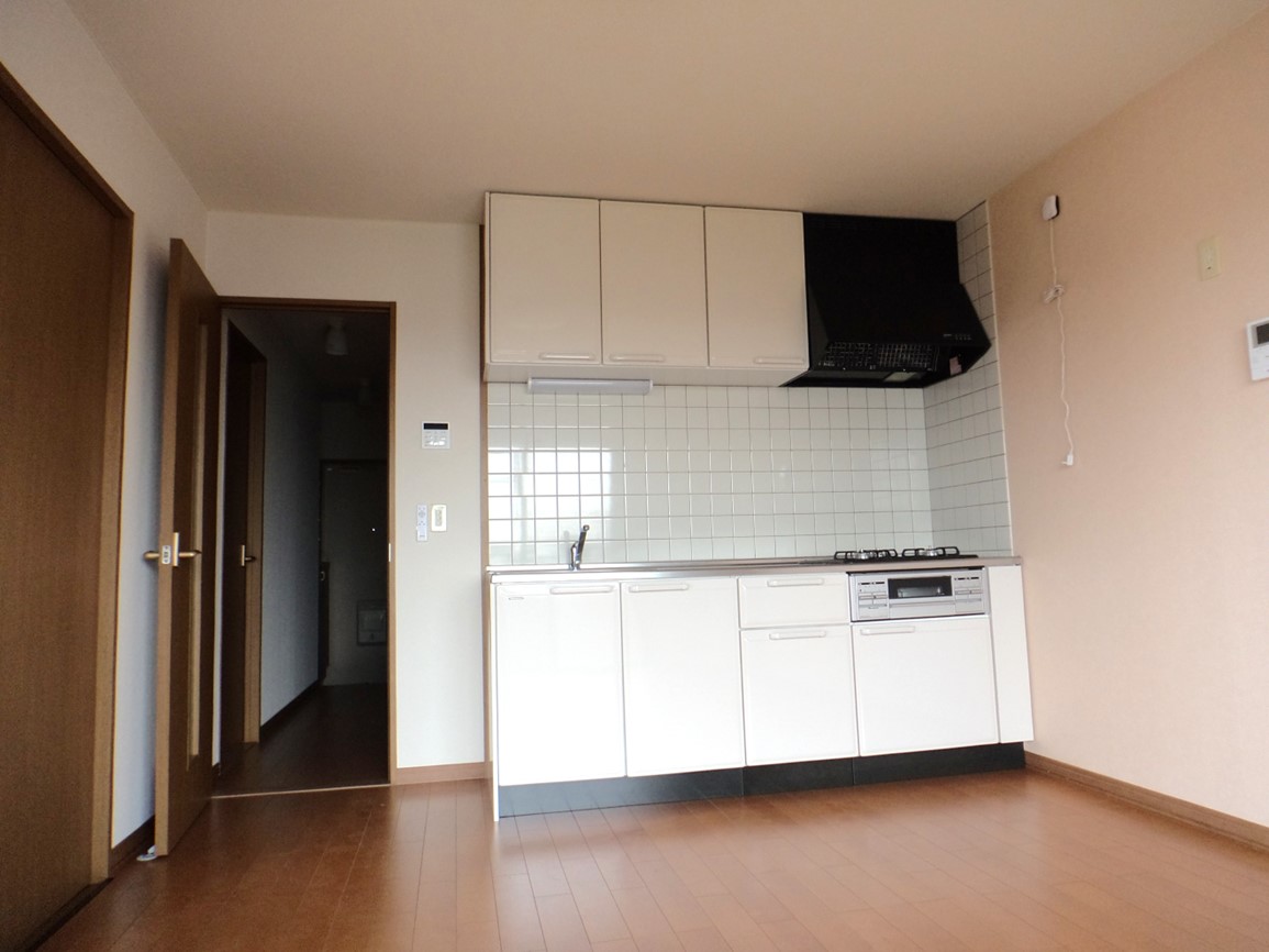 キッチン　システムキッチンは3つ口コンロ+グリル付です！