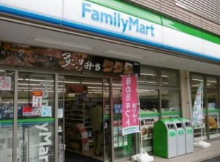 コンビニ　ファミリーマート 新宿税務署通り店（コンビニ）まで83m