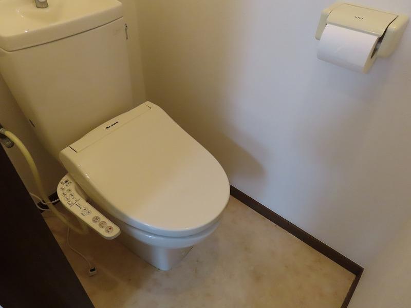 トイレ　落ち着いた色調のトイレです