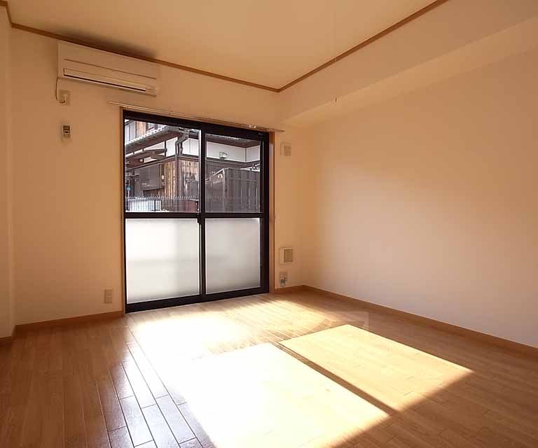 居室・リビング　南向き７帖のお部屋です。