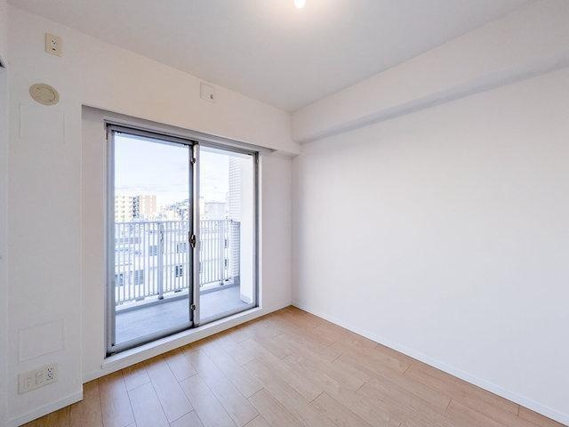 居室・リビング　落ち着いた色味の床材がくつろぎ空間を演出♪