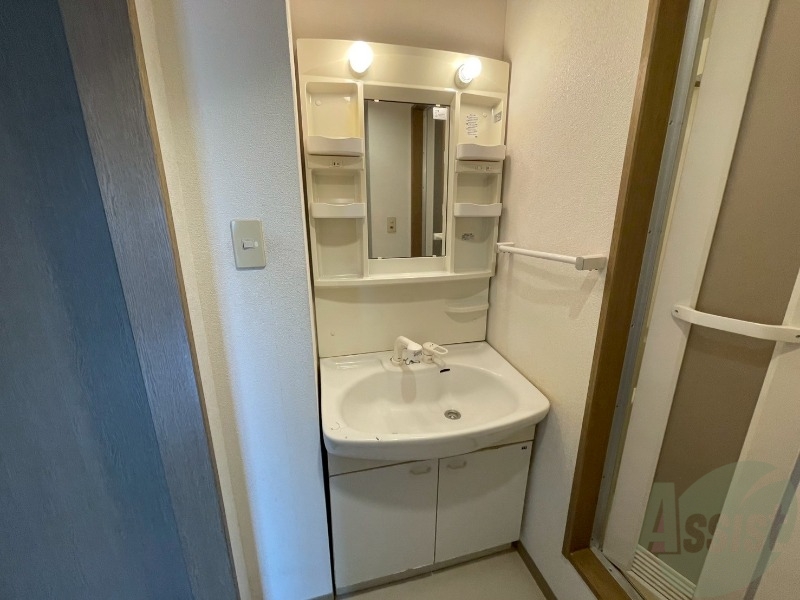 洗面設備　シャンプードレッサー。身支度はここでばっちりですね。