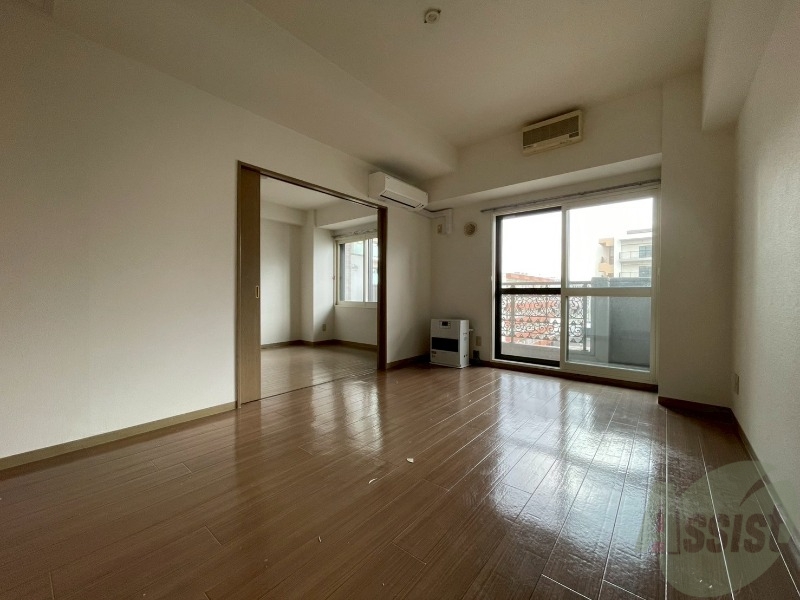 居室・リビング　リビングです。窓が大きくて明るいですね！