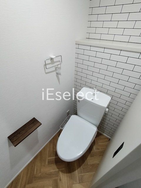 トイレ　温水洗浄便座付きのトイレです?