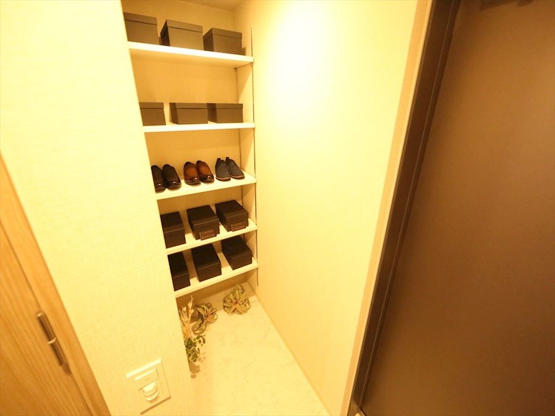 玄関　玄関　シューズクローク（収納充実してます）
