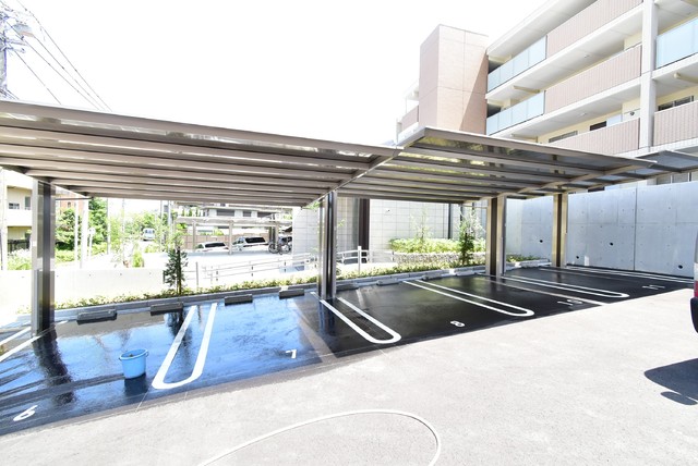 駐車場　カーポート付き駐車場