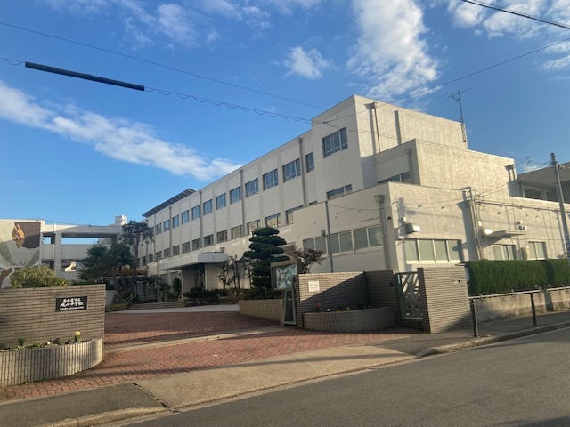 中学校　城山中学校（中学校）まで1900m