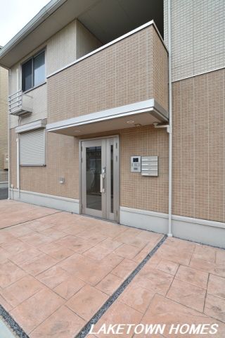 エントランス　オートロック機能付のエントランスです。