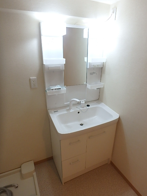 洗面設備　忙しい朝に嬉しい洗面台ですね。