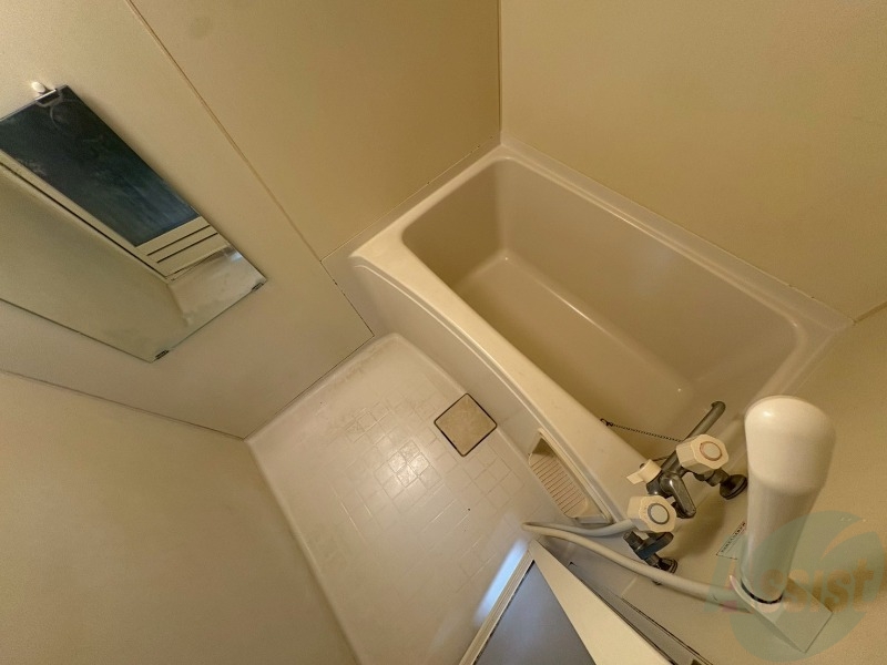 バス・シャワールーム　こちらはお風呂。一日の疲れをここで癒してください。