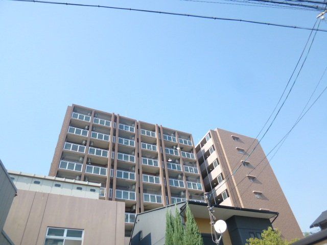 建物外観　RC造の９階建マンションです。