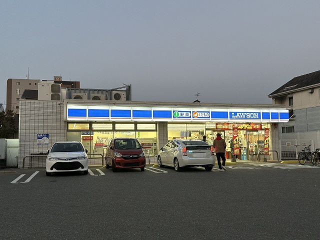 コンビニ　ローソン箱崎宮前店（コンビニ）まで356m