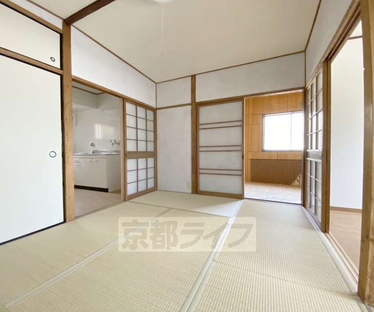 居室・リビング　平屋テラスハウスの角住戸で軽自動車含む２台の駐車場が込...