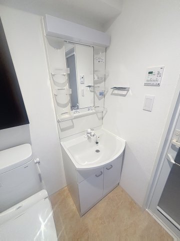洗面設備　ゆったりとスペースのある洗面所