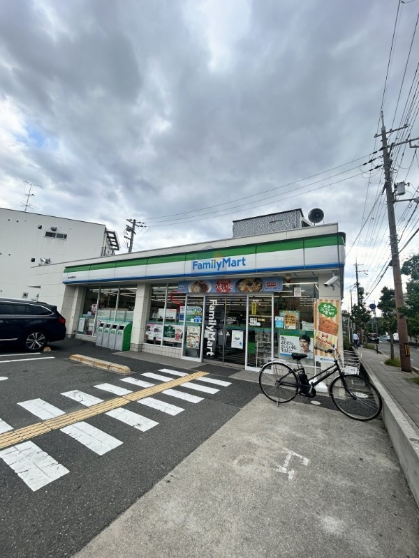 コンビニ　ファミリーマート豊中長興寺店（コンビニ）まで424m