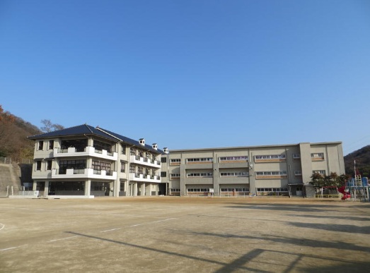 小学校　玉野市立八浜小学校（小学校）まで573m