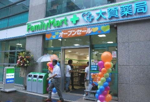 コンビニ　ファミリーマート 大賀薬局店屋町店（コンビニ）まで199m