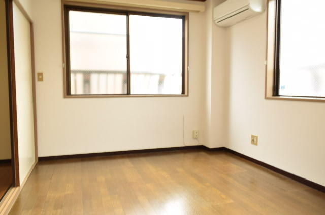 居室・リビング　２面採光で明るく風通しの良い角部屋です