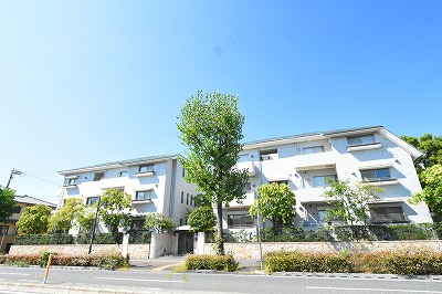 建物外観　モニター付きオートロックが付いていて安心です