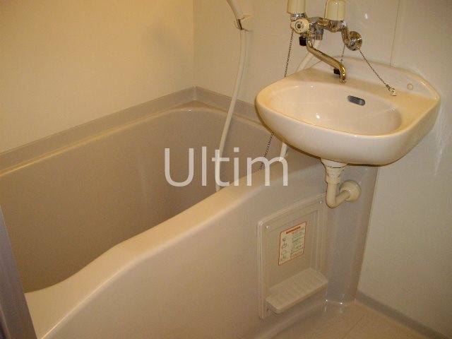 バス・シャワールーム　※同タイプの他のお部屋です