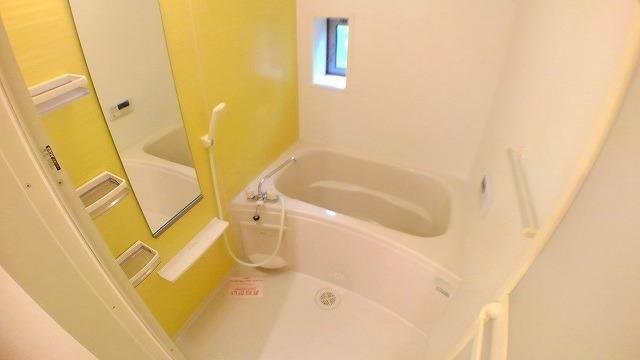 バス・シャワールーム　コンパクトで使いやすいお風呂です