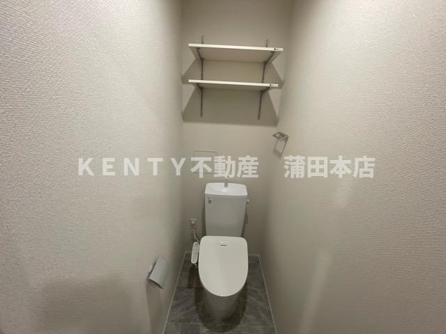 トイレ　落ち着いた色調のトイレです