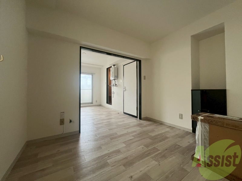 その他部屋・スペース　寝室はこちらです。光が差し込む、温かみのあるお部屋です。