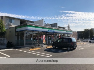 コンビニ　ファミリーマート（コンビニ）まで772m