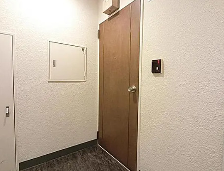 玄関　別部屋の画像を使用しております。