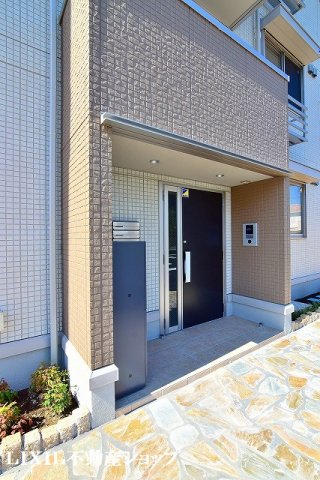 エントランス　オートロック機能付のエントランスです。