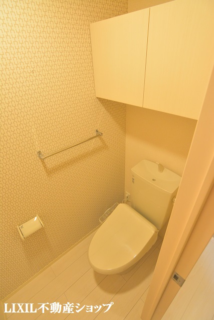 トイレ　上部に収納のある温水洗浄暖房便座付のトイレです。