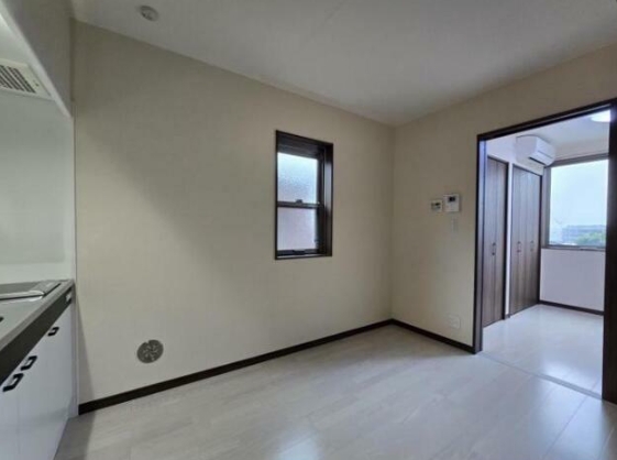 オークコートの居間写真