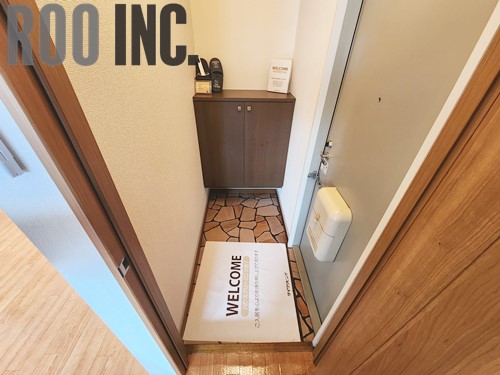 玄関　写真は反転のお部屋です